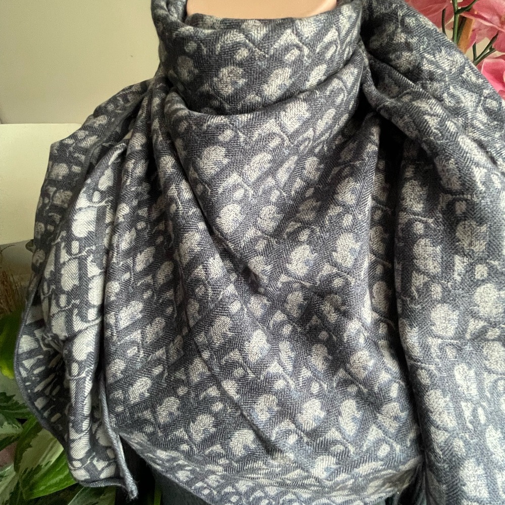 Dior Cashmere shawl Scarf. - Picture 14 of 16